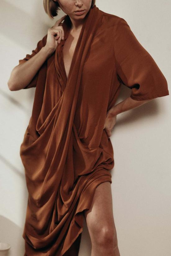  아멘테 롱 원피스 멘테 숄넥 드레이프 우븐 미디 드레스 - AMENTE