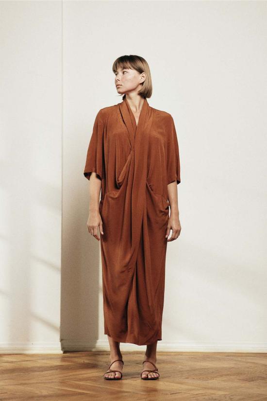  아멘테 롱 원피스 멘테 숄넥 드레이프 우븐 미디 드레스 - AMENTE