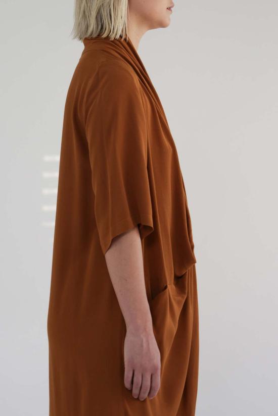  아멘테 롱 원피스 멘테 숄넥 드레이프 우븐 미디 드레스 - AMENTE