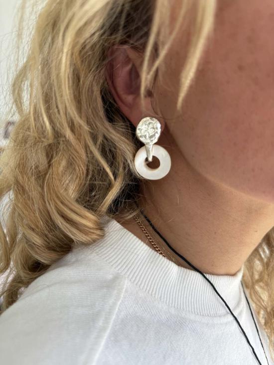  머큐리얼 스튜디오 이어링 실버 및 자개 헬레나 귀걸이