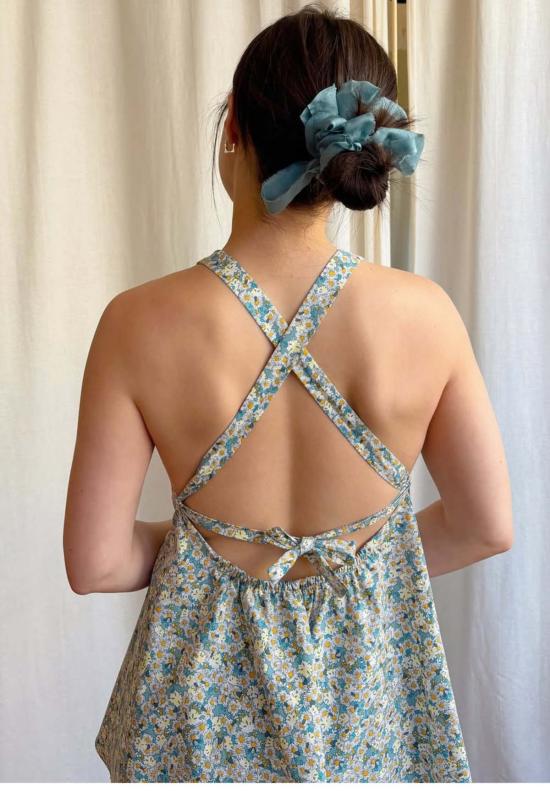  카렘 블라우스 데이지 플로럴 로우 백 홀터탑 블루 플라워 프린트