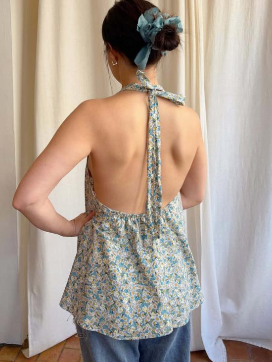  카렘 블라우스 데이지 플로럴 로우 백 홀터탑 블루 플라워 프린트 - KAAREM