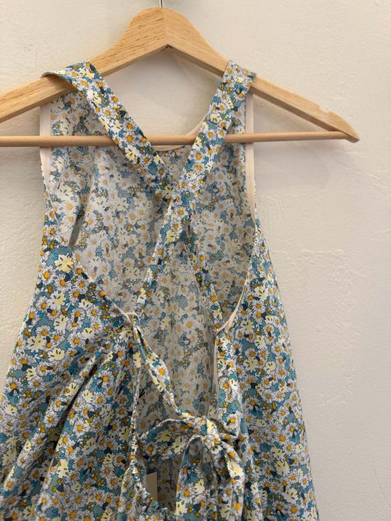  카렘 블라우스 데이지 플로럴 로우 백 홀터탑 블루 플라워 프린트 - KAAREM