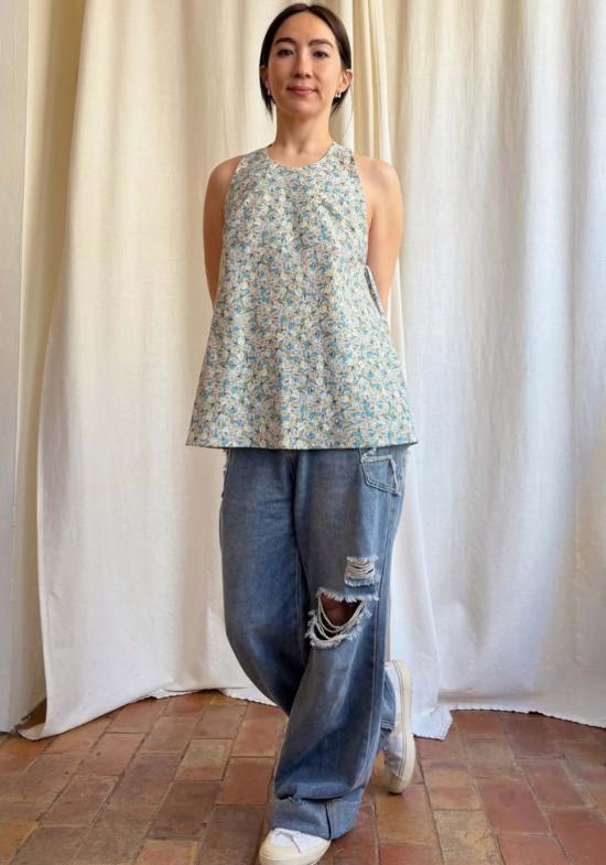  카렘 블라우스 데이지 플로럴 로우 백 홀터탑 블루 플라워 프린트 - KAAREM