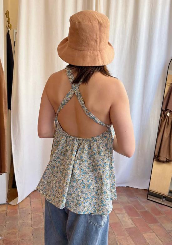  카렘 블라우스 데이지 플로럴 로우 백 홀터탑 블루 플라워 프린트 - KAAREM