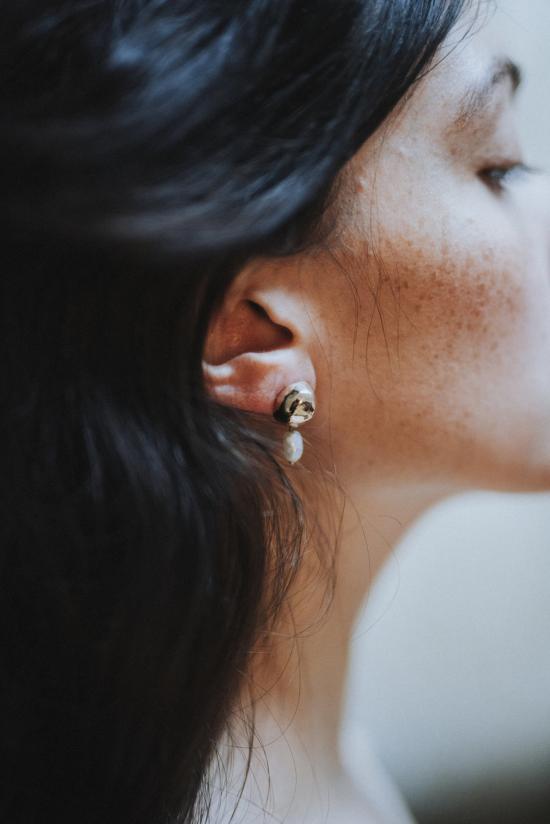  Uni 이어링 유니 주얼리 엘라 진주 스터드 귀걸이 (브론즈) - OTHER BRANDS