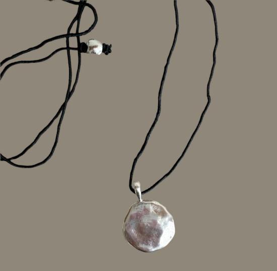  머큐리얼 스튜디오 목걸이/팬던트 실버 앤 실크 페트라 목걸이 - MERCURIAL STUDIO