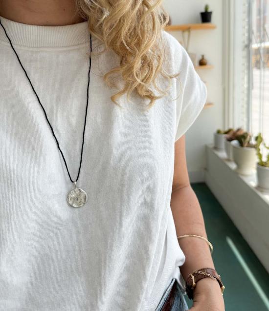  머큐리얼 스튜디오 목걸이/팬던트 실버 앤 실크 페트라 목걸이 - MERCURIAL STUDIO