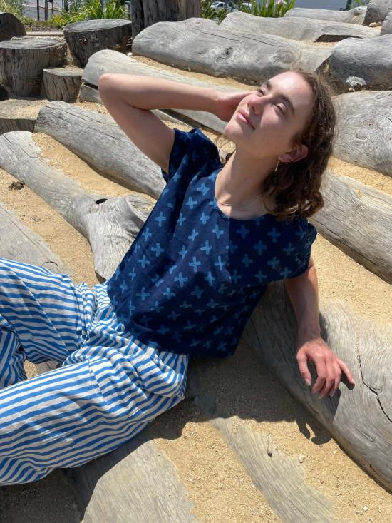  해피 프렌치 갱 블라우스 Happyfrenchgang Zlia 탑 인디고 크로스 - HAPPY FRENCH GANG