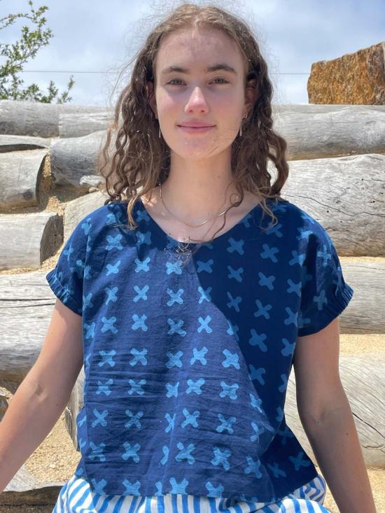  해피 프렌치 갱 블라우스 Happyfrenchgang Zlia 탑 인디고 크로스 - HAPPY FRENCH GANG