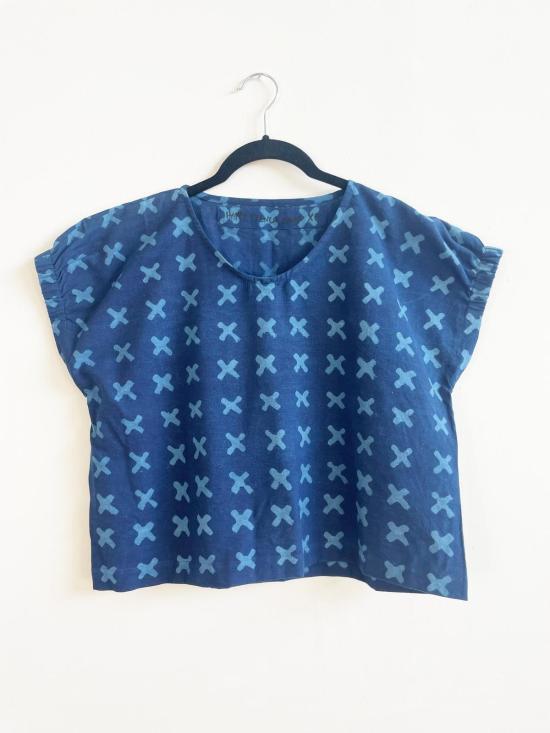  해피 프렌치 갱 블라우스 Happyfrenchgang Zlia 탑 인디고 크로스 - HAPPY FRENCH GANG