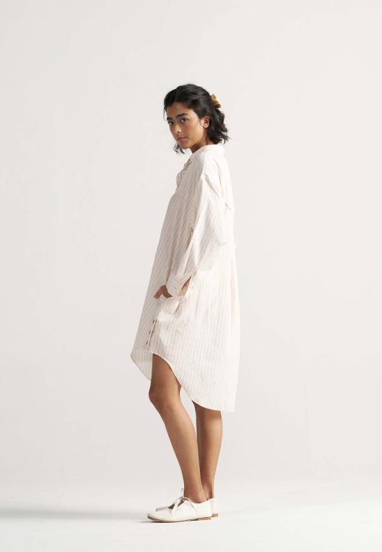  IKKIVI 셔츠 이키비 선데이 클래식 올드 페이지 셔츠 드레스 오프 화이트 - IKKIVI