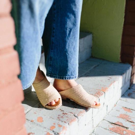  프라우드 메리 풋웨어 뮬/슬리퍼 오픈토 라피아 슬라이드 내추럴 - PROUD MARY FOOTWEAR