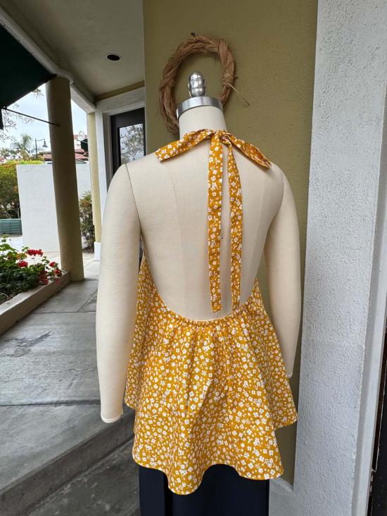  카렘 민소매 티셔츠 데이지 플로럴 로우 백 홀터탑 옐로우 플로럴 프린트 - KAAREM