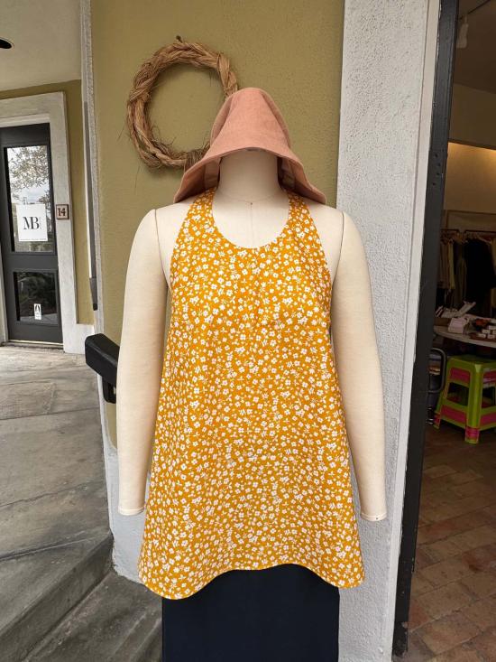  카렘 민소매 티셔츠 데이지 플로럴 로우 백 홀터탑 옐로우 플로럴 프린트 - KAAREM