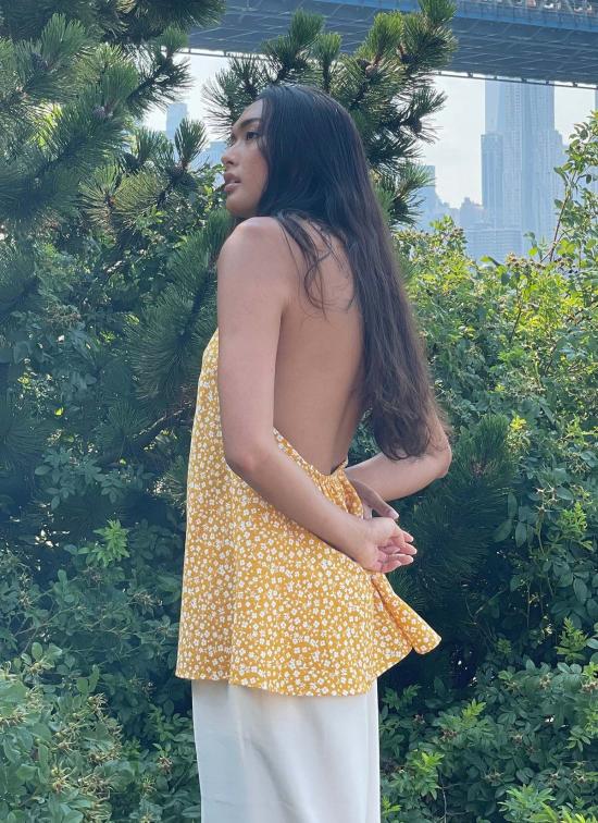  카렘 민소매 티셔츠 데이지 플로럴 로우 백 홀터탑 옐로우 플로럴 프린트