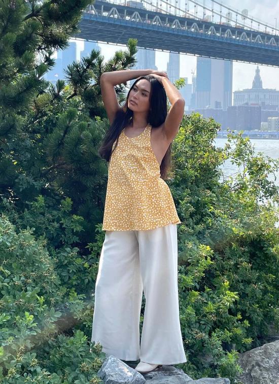  카렘 민소매 티셔츠 데이지 플로럴 로우 백 홀터탑 옐로우 플로럴 프린트 - KAAREM