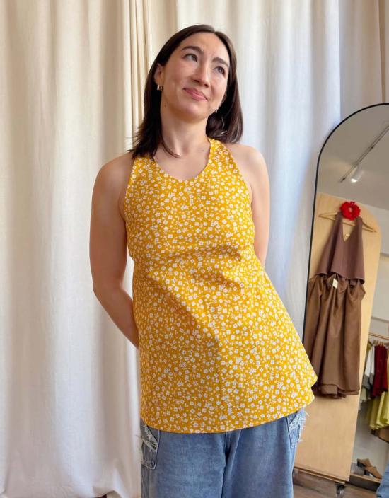  카렘 민소매 티셔츠 데이지 플로럴 로우 백 홀터탑 옐로우 플로럴 프린트 - KAAREM