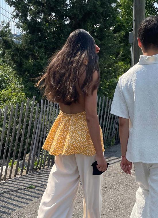  카렘 민소매 티셔츠 데이지 플로럴 로우 백 홀터탑 옐로우 플로럴 프린트 - KAAREM