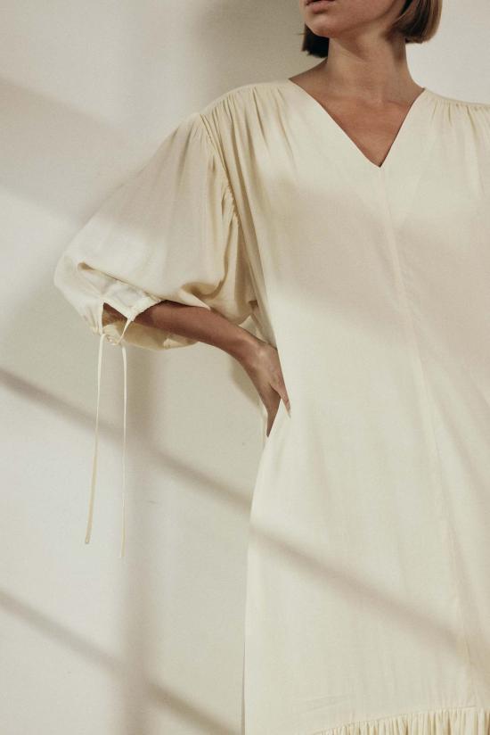  아멘테 롱 원피스 A Mente V넥 싱글 티어드 스커트 미디 드레스 크림 - AMENTE