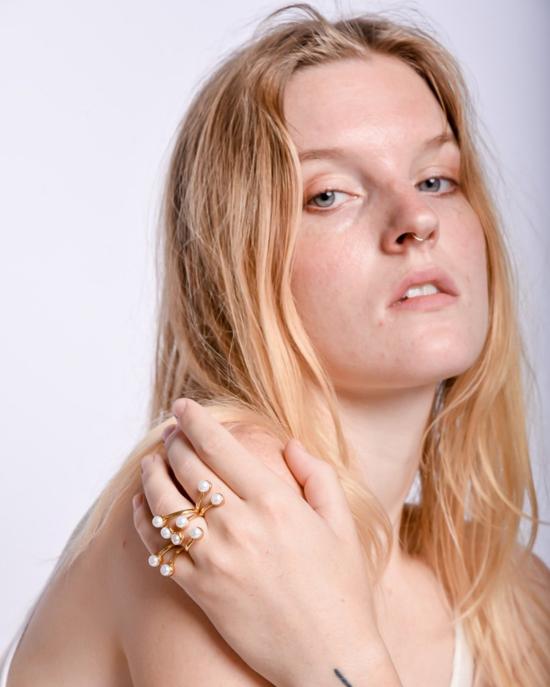  Cornelia Webb 반지 코넬리아 웹 트위스트 와이어 맥시 링 (진주 장식, 골드)