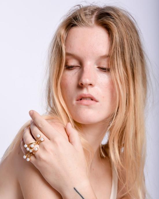  Cornelia Webb 반지 코넬리아 웹 트위스트 와이어 맥시 링 (진주 장식, 골드) - OTHER BRANDS