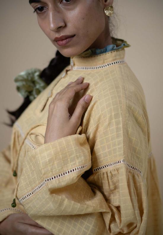  이키비 숏 원피스 메도우즈 개더드 숏 드레스 옐로우 - IKKIVI