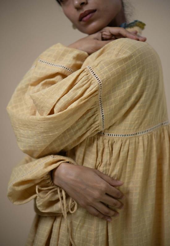  이키비 숏 원피스 메도우즈 개더드 숏 드레스 옐로우 - IKKIVI