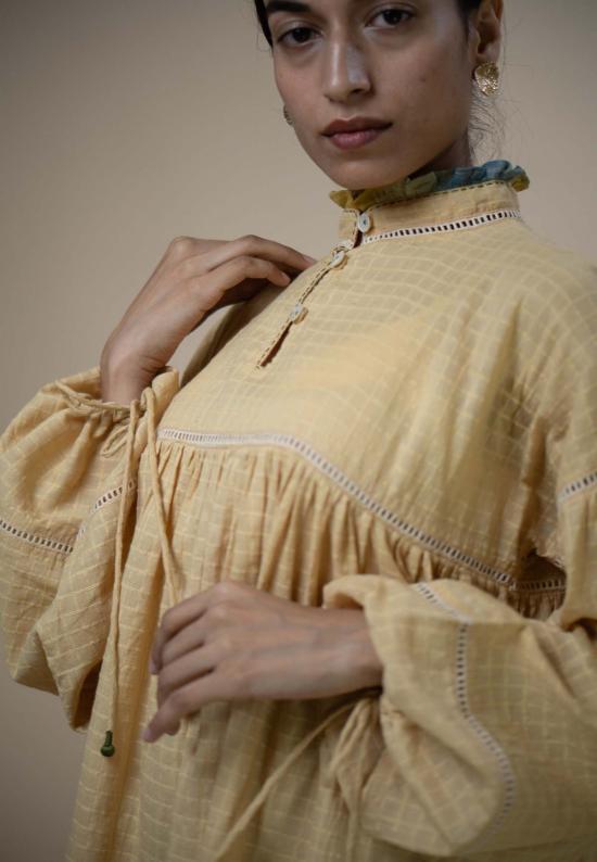  IKKIVI 숏 원피스 이키비 메도우즈 개더드 숏 드레스 옐로우 - OTHER BRANDS