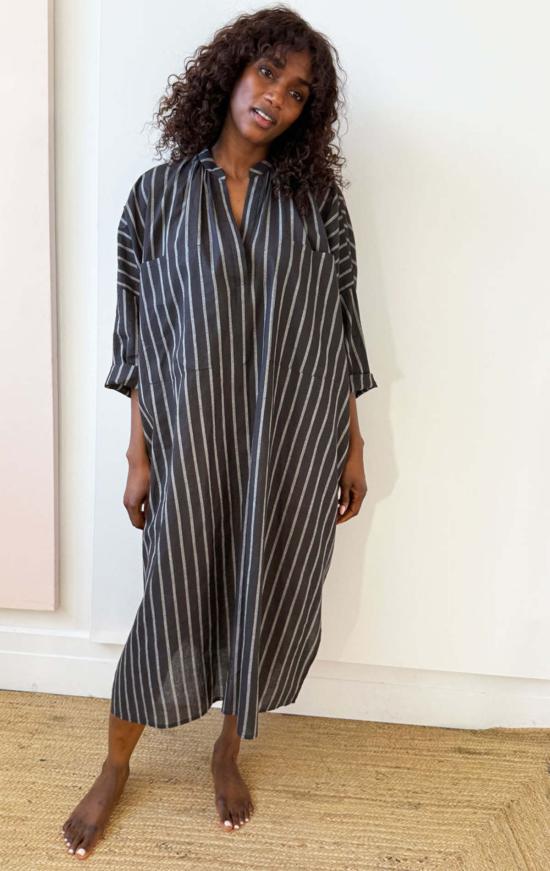  투 롱 원피스 가볍고 넉넉한 사이즈에 포켓 두 개가 달린 카프탄 - TWO