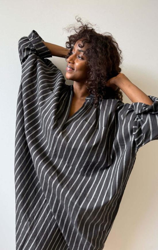  투 롱 원피스 가볍고 넉넉한 사이즈에 포켓 두 개가 달린 카프탄 - TWO