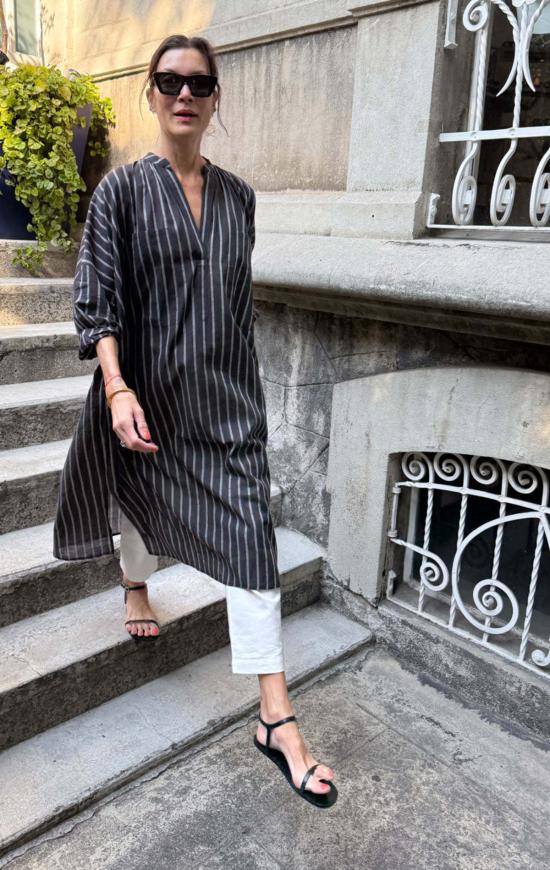  투 롱 원피스 가볍고 넉넉한 사이즈에 포켓 두 개가 달린 카프탄 - TWO