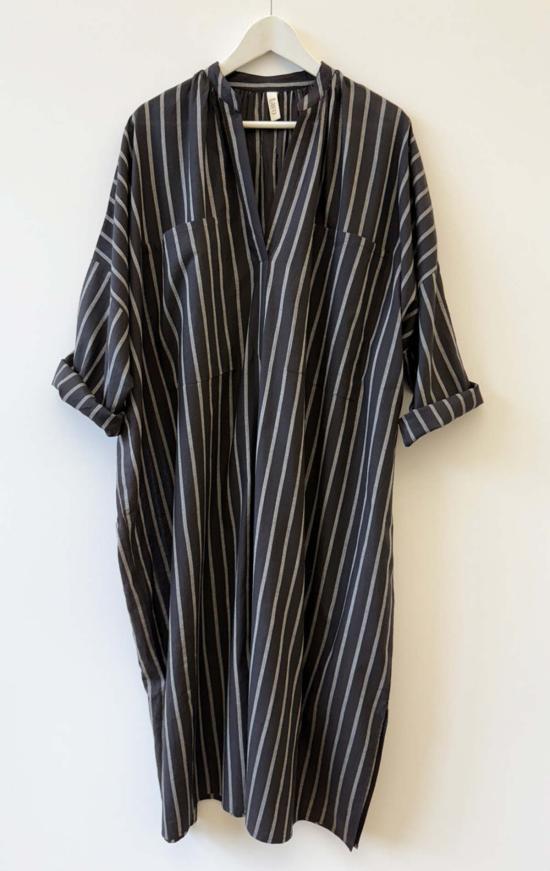  투 롱 원피스 가볍고 넉넉한 사이즈에 포켓 두 개가 달린 카프탄 - TWO