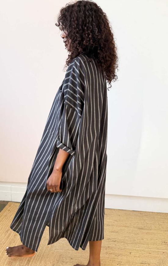  투 롱 원피스 가볍고 넉넉한 사이즈에 포켓 두 개가 달린 카프탄 - TWO