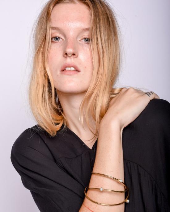  Cornelia Webb 팔찌 코넬리아 웹 진주 장식 트리플 와이어 골드 - OTHER BRANDS