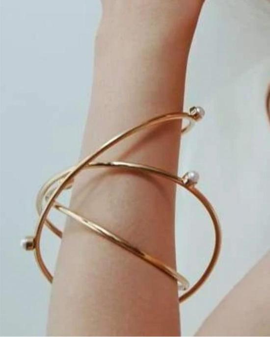  Cornelia Webb 팔찌 코넬리아 웹 진주 장식 트리플 와이어 골드 - OTHER BRANDS
