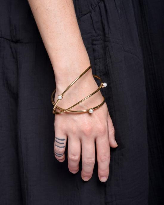  Cornelia Webb 팔찌 코넬리아 웹 진주 장식 트리플 와이어 골드 - OTHER BRANDS