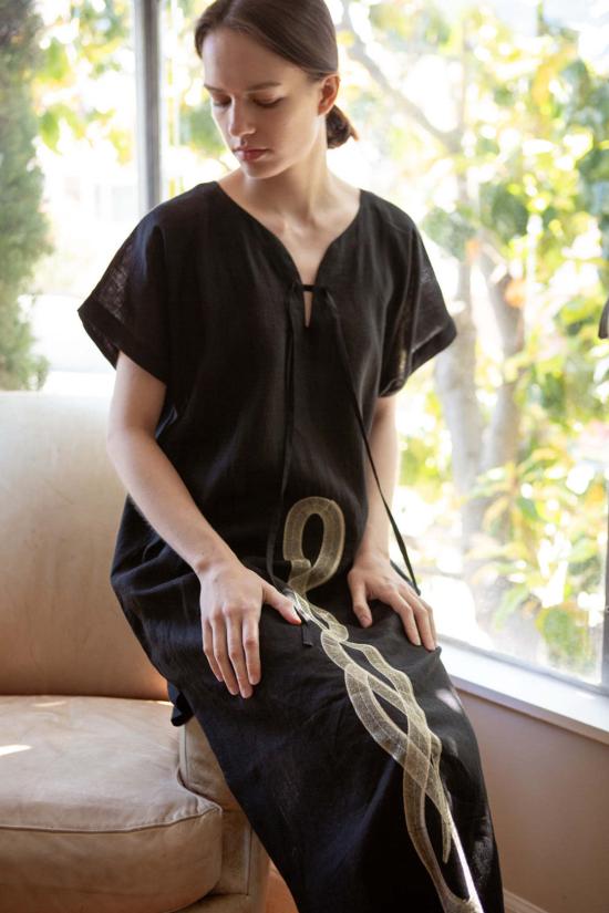  에리카 타노브 롱 원피스 Erica Tanov Girard 자수 카프탄 인 세르펜스 블랙 리넨 카프탄 - ERICA TANOV