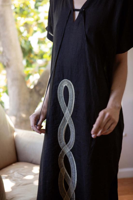  에리카 타노브 롱 원피스 Erica Tanov Girard 자수 카프탄 인 세르펜스 블랙 리넨 카프탄 - ERICA TANOV