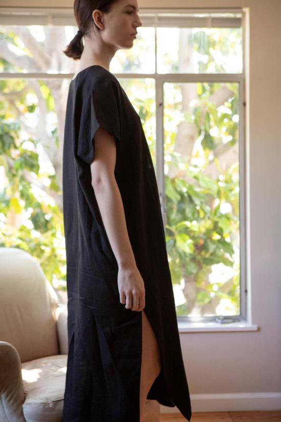  에리카 타노브 롱 원피스 Erica Tanov Girard 자수 카프탄 인 세르펜스 블랙 리넨 카프탄 - ERICA TANOV