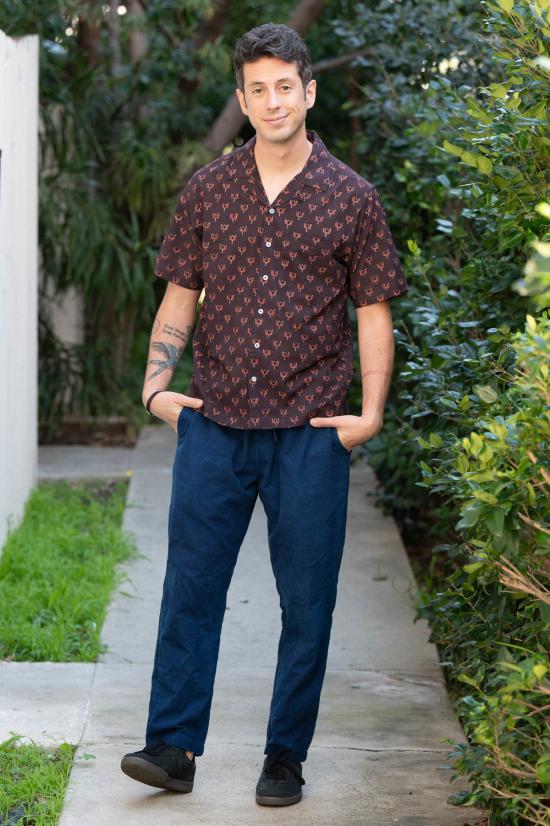  DUSHYANT. 반팔 셔츠 두샨트. 핸드 블록 프린팅 돈 캠프 칼라 , 초콜릿 브라운 로터스 프린트 - DUSHYANT