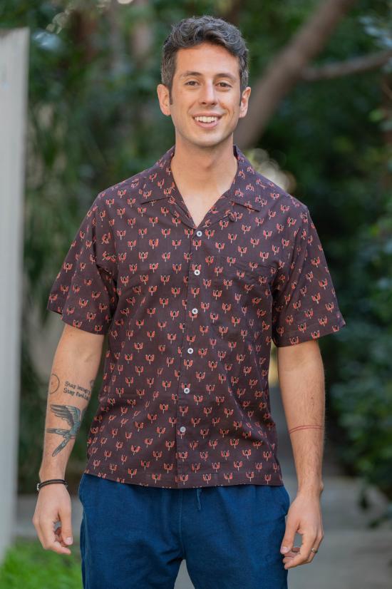  DUSHYANT. 반팔 셔츠 두샨트. 핸드 블록 프린팅 돈 캠프 칼라 , 초콜릿 브라운 로터스 프린트 - DUSHYANT