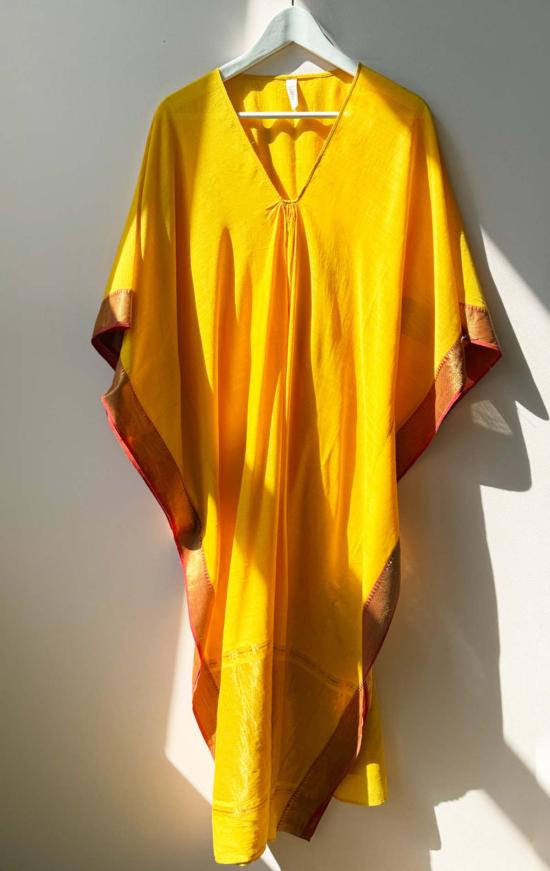  투 롱 원피스 사리 테두리가 있는  마리골드 코튼 카프탄 - TWO