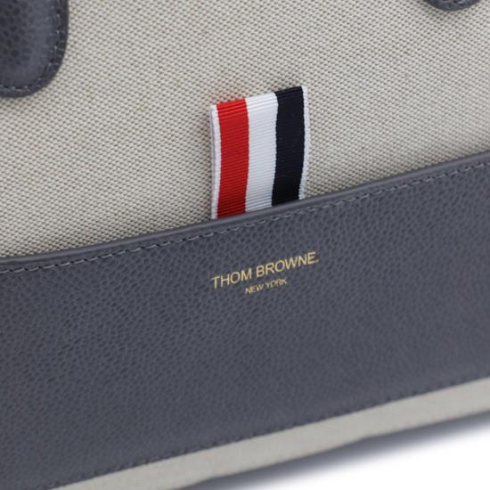  톰브라운 더플백 톰 브라운 샌드 캔버스 더플 스몰 핸드백 - THOM BROWNE