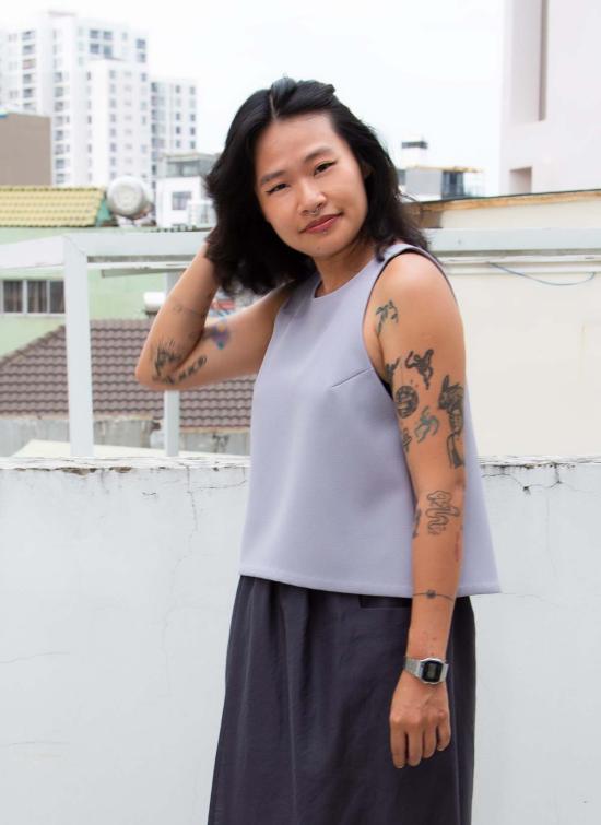  카렘 민소매 티셔츠 Kaarem Fennel 민소매 백 V 크롭 탑 Taro - KAAREM