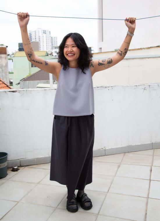  카렘 민소매 티셔츠 Kaarem Fennel 민소매 백 V 크롭 탑 Taro - KAAREM