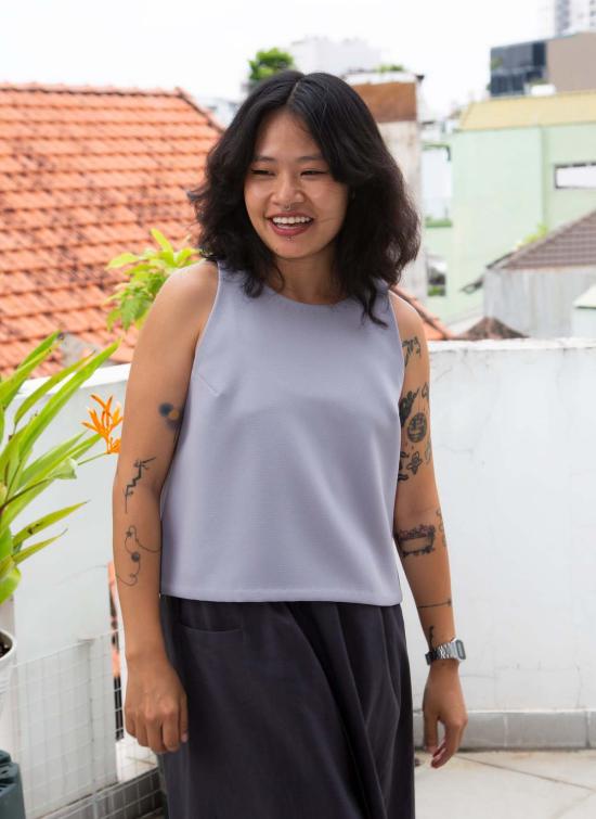  카렘 민소매 티셔츠 Kaarem Fennel 민소매 백 V 크롭 탑 Taro - KAAREM