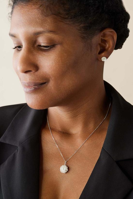  Kanju Interiors 이어링 칸주 인테리어 미니 버터컵 진주 스터드 귀걸이 - OTHER BRANDS