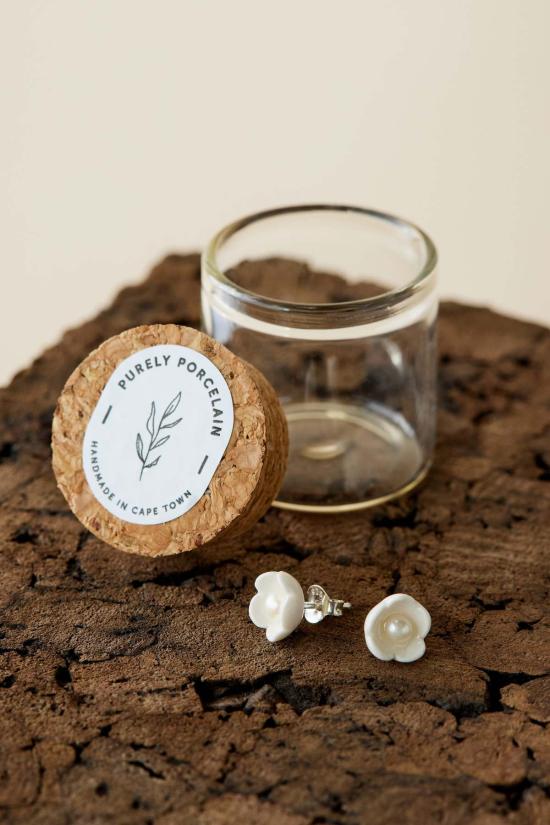  Kanju Interiors 이어링 칸주 인테리어 미니 버터컵 진주 스터드 귀걸이