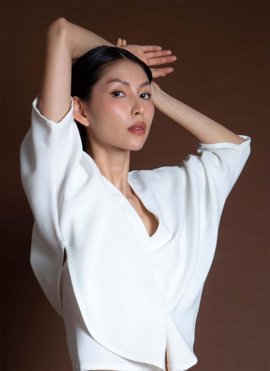  카렘 민소매 티셔츠 레몬그라스 더블 폴드 돌먼 V넥 탑 화이트 - KAAREM